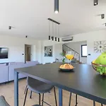 Modern With Private Pool In ヴィラ プーラ