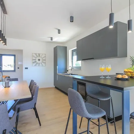 Modern With Private Pool In וילה