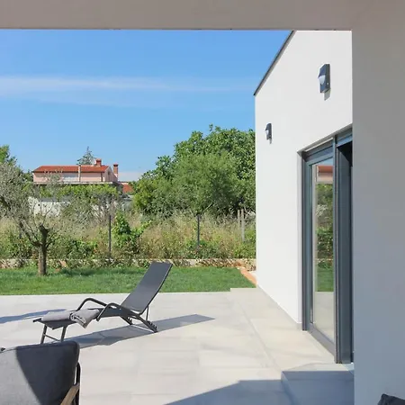 Modern With Private Pool In וילה פולה