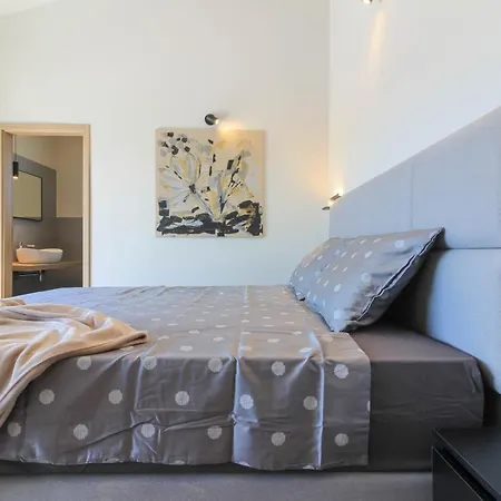 Modern With Private Pool In פולה