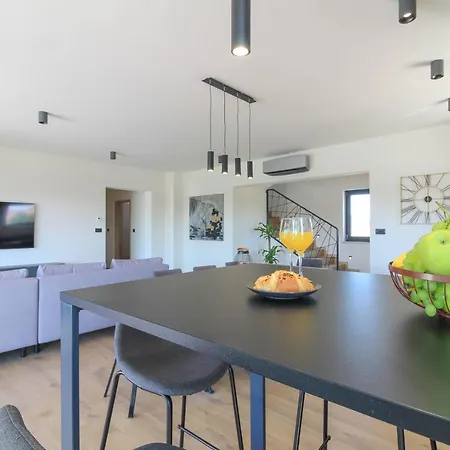 Modern With Private Pool In וילה פולה