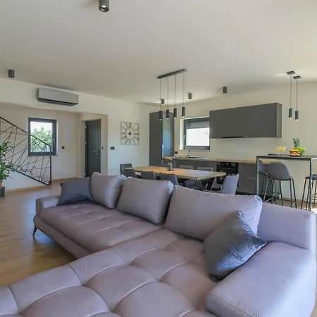 Modern With Private Pool In וילה *