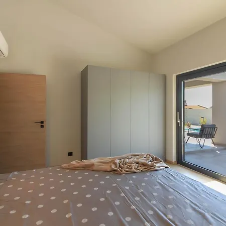 Modern With Private Pool In וילה *