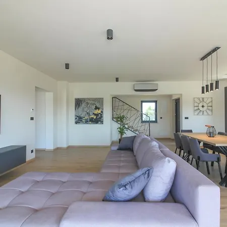 Modern With Private Pool In *
