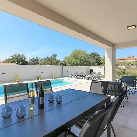 Modern With Private Pool In Pula