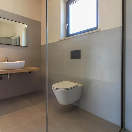 Modern With Private Pool In Pula