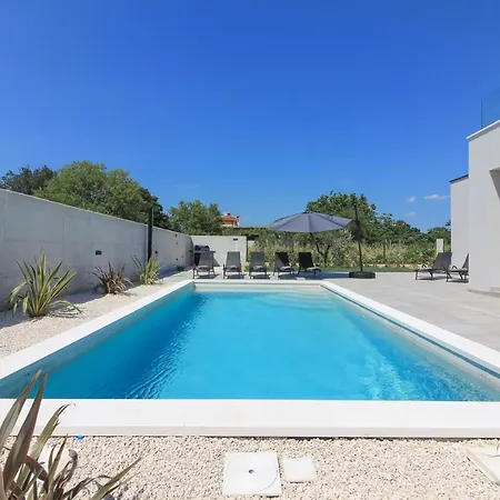 Modern With Private Pool In * Póla