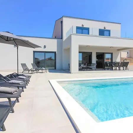 Villa Modern With Private Pool In *