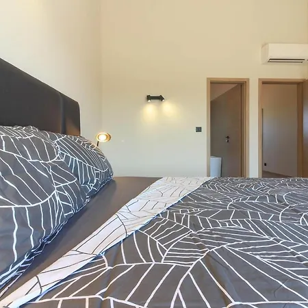 Modern With Private Pool In Póla