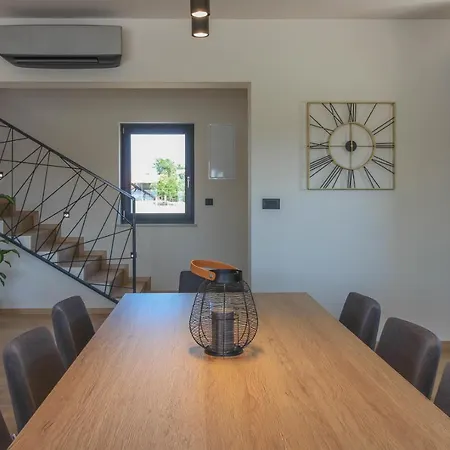 Modern With Private Pool In Póla