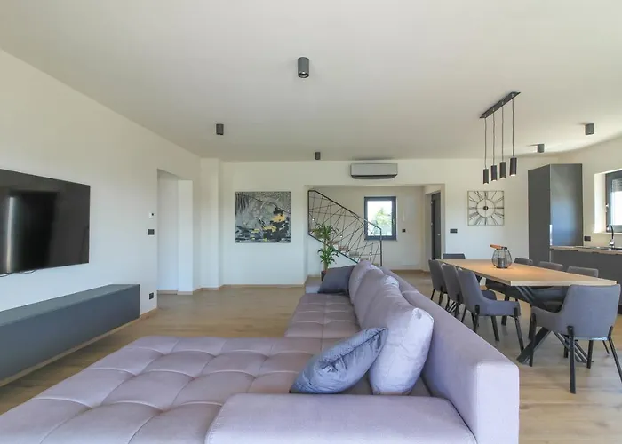 Modern With Private Pool In *