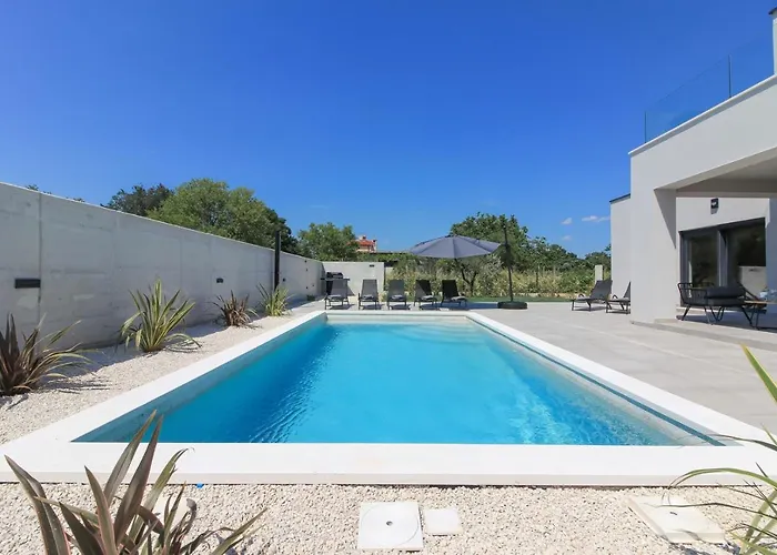 Modern With Private Pool In * Pula