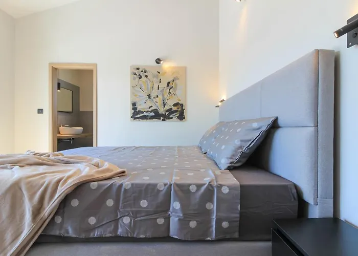 Modern With Private Pool In Pula