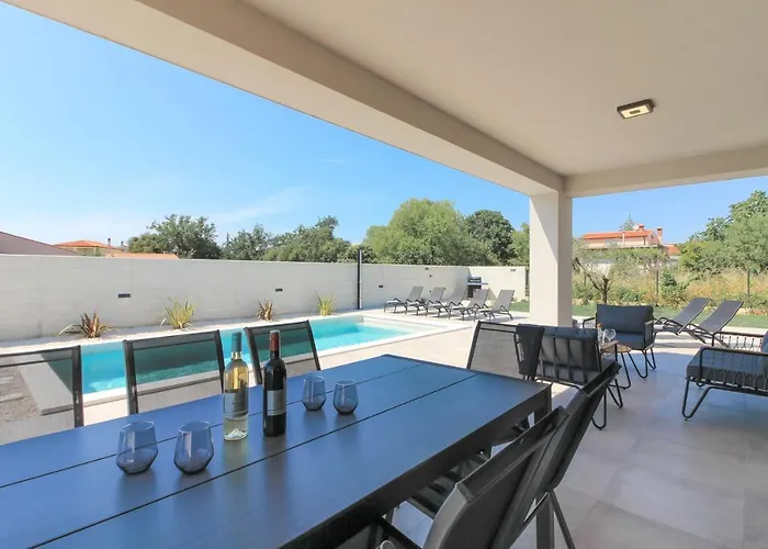 Modern With Private Pool In 풀라