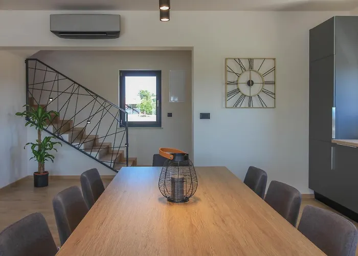 Modern With Private Pool In 풀라