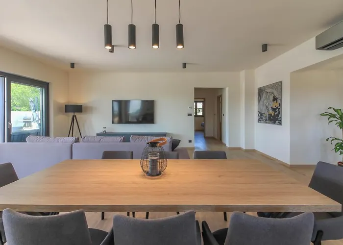 Modern With Private Pool In 풀라